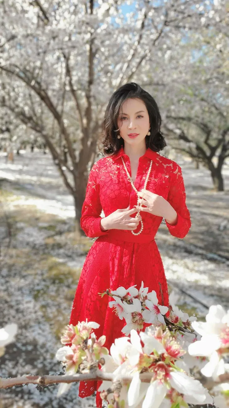 MC Thanh Mai khoe nhan sắc không tuổi giữa vườn hạnh nhân - Ảnh 3. MC Thanh Mai khoe nhan sắc không tuổi giữa vườn hạnh nhân - Ảnh 3.