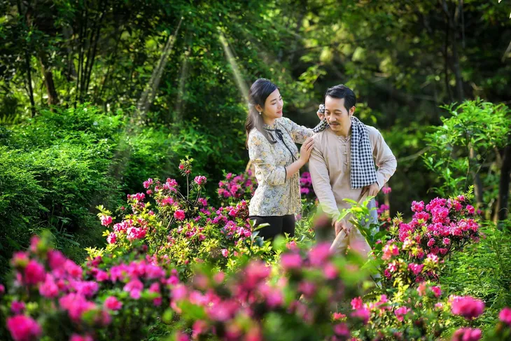 Lối về miền hoa: Vợ chồng chú Lâm khoe bộ ảnh ngọt lịm, nhóm trẻ chạy theo không kịp - Ảnh 8. Lối về miền hoa: Vợ chồng chú Lâm khoe bộ ảnh ngọt lịm, nhóm trẻ chạy theo không kịp - Ảnh 8.