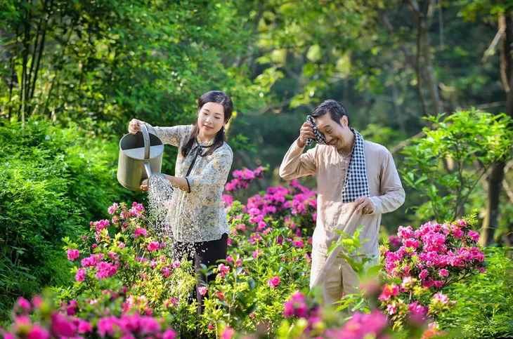 Lối về miền hoa: Vợ chồng chú Lâm khoe bộ ảnh ngọt lịm, nhóm trẻ chạy theo không kịp - Ảnh 5. Lối về miền hoa: Vợ chồng chú Lâm khoe bộ ảnh ngọt lịm, nhóm trẻ chạy theo không kịp - Ảnh 5.
