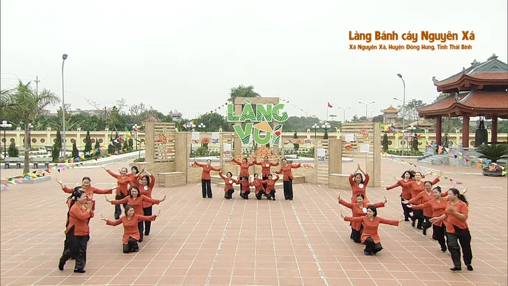 Làng vui: Diễn viên Trung Ruồi, Đỗ Duy Nam về quê tiếp thị sản phẩm cho bà con - Ảnh 5. Làng vui: Diễn viên Trung Ruồi, Đỗ Duy Nam về quê tiếp thị sản phẩm cho bà con - Ảnh 5.