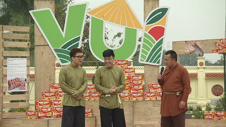 Làng vui: Diễn viên Trung Ruồi, Đỗ Duy Nam về quê tiếp thị sản phẩm cho bà con - Ảnh 2. Làng vui: Diễn viên Trung Ruồi, Đỗ Duy Nam về quê tiếp thị sản phẩm cho bà con - Ảnh 2.