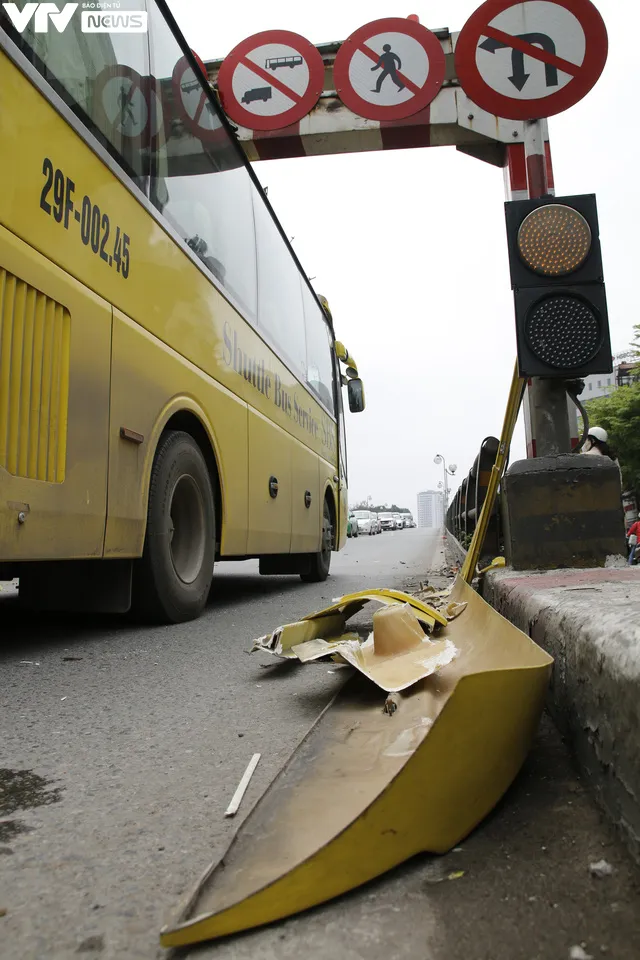 Xe khách mắc kẹt vào thanh giới hạn chiều cao cầu vượt Thái Hà - Chùa Bộc gây tắc đường kéo dài - Ảnh 6. Xe khách mắc kẹt vào thanh giới hạn chiều cao cầu vượt Thái Hà - Chùa Bộc gây tắc đường kéo dài - Ảnh 6.