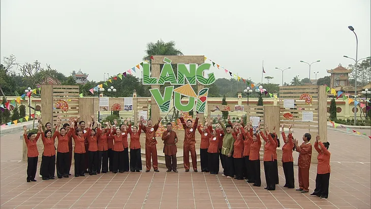 Làng vui: Diễn viên Trung Ruồi, Đỗ Duy Nam về quê tiếp thị sản phẩm cho bà con - Ảnh 1. Làng vui: Diễn viên Trung Ruồi, Đỗ Duy Nam về quê tiếp thị sản phẩm cho bà con - Ảnh 1.