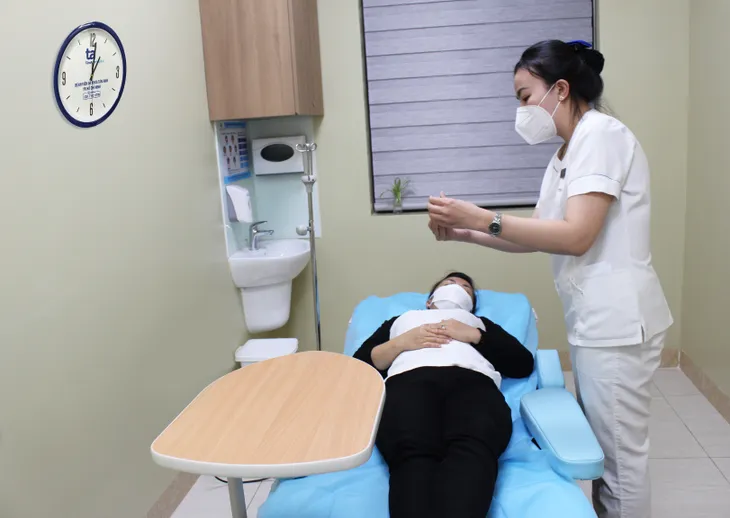 Bắt đầu tiêm kháng thể đơn dòng Evusheld dự phòng COVID-19 cho người nguy cơ cao - Ảnh 3. Bắt đầu tiêm kháng thể đơn dòng Evusheld dự phòng COVID-19 cho người nguy cơ cao - Ảnh 3.