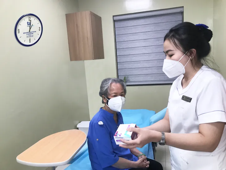 Bắt đầu tiêm kháng thể đơn dòng Evusheld dự phòng COVID-19 cho người nguy cơ cao - Ảnh 1. Bắt đầu tiêm kháng thể đơn dòng Evusheld dự phòng COVID-19 cho người nguy cơ cao - Ảnh 1.