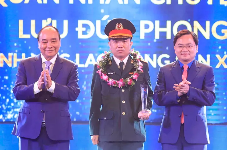 Chủ tịch nước dự Lễ trao Giải thưởng Gương mặt trẻ Việt Nam tiêu biểu năm 2021 - Ảnh 4. Chủ tịch nước dự Lễ trao Giải thưởng Gương mặt trẻ Việt Nam tiêu biểu năm 2021 - Ảnh 4.