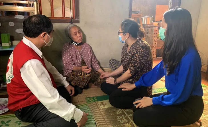 Thăm hỏi các gia đình có học sinh tử vong trong vụ xe máy điện lao xuống mương - Ảnh 2. Thăm hỏi các gia đình có học sinh tử vong trong vụ xe máy điện lao xuống mương - Ảnh 2.