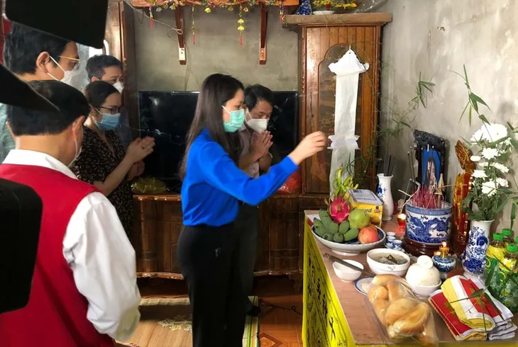 Thăm hỏi các gia đình có học sinh tử vong trong vụ xe máy điện lao xuống mương - Ảnh 1. Thăm hỏi các gia đình có học sinh tử vong trong vụ xe máy điện lao xuống mương - Ảnh 1.