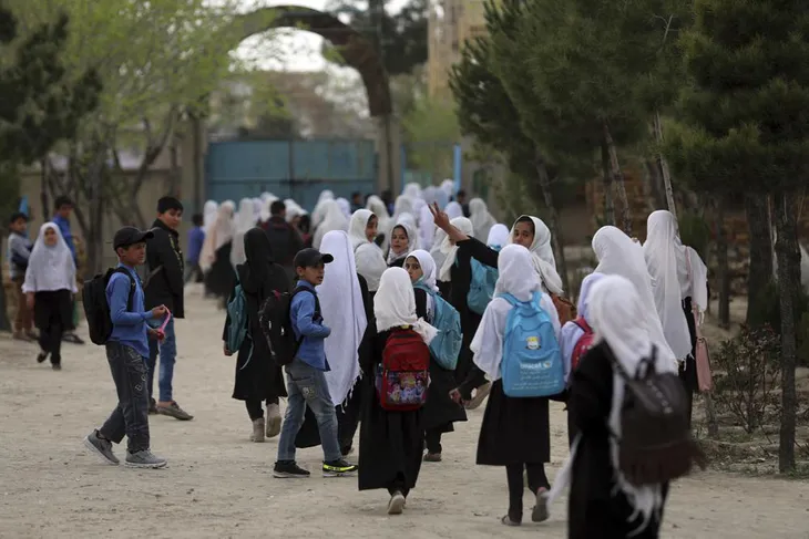 Taliban cấm phụ nữ Afghanistan lên máy bay mà không có nam giới đi kèm - Ảnh 1. Taliban cấm phụ nữ Afghanistan lên máy bay mà không có nam giới đi kèm - Ảnh 1.