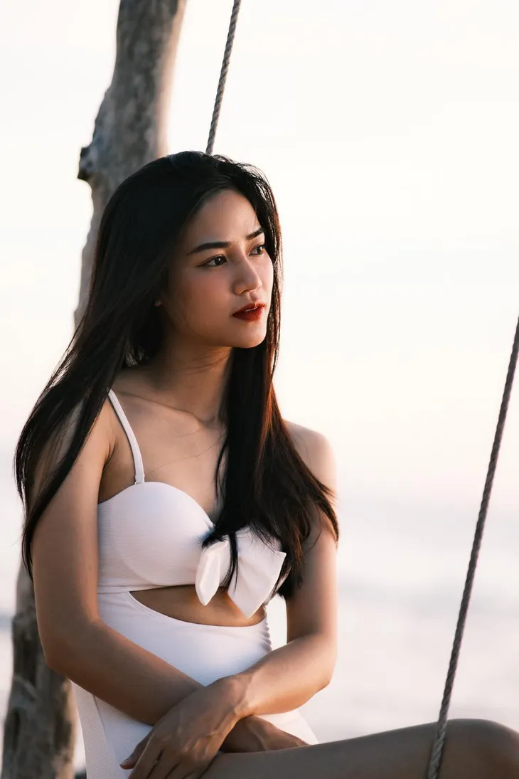 Nữ chính Lối về miền hoa thả dáng hút mắt trên bãi biển - Ảnh 1. Nữ chính Lối về miền hoa thả dáng hút mắt trên bãi biển - Ảnh 1.