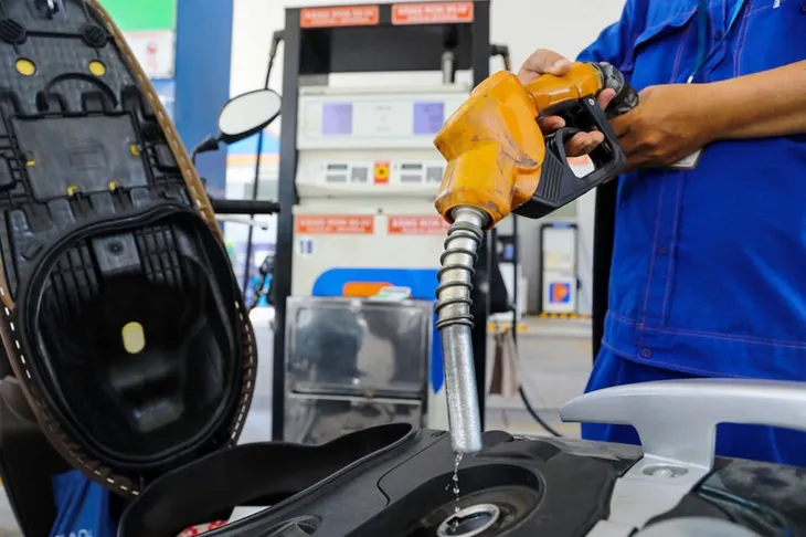 Giảm thuế để hạ giá xăng dầu: Cần được điều chỉnh ở mức hợp lý - Ảnh 1. Giảm thuế để hạ giá xăng dầu: Cần được điều chỉnh ở mức hợp lý - Ảnh 1.
