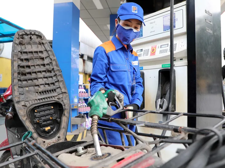 Giảm thuế, “hạ nhiệt” giá xăng dầu - Ảnh 1. Giảm thuế, “hạ nhiệt” giá xăng dầu - Ảnh 1.