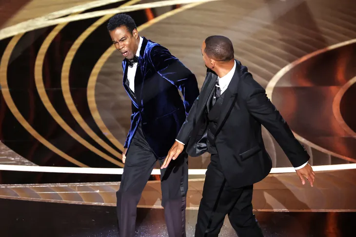 Will Smith bạo lực trên sân khấu Oscar, Viện Hàn lâm nói gì? - Ảnh 1.