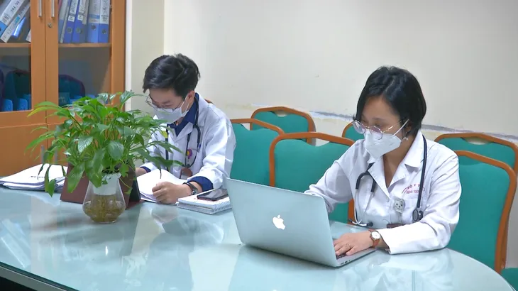 F0 gọi, bác sĩ trả lời! - Ảnh 1. F0 gọi, bác sĩ trả lời! - Ảnh 1.
