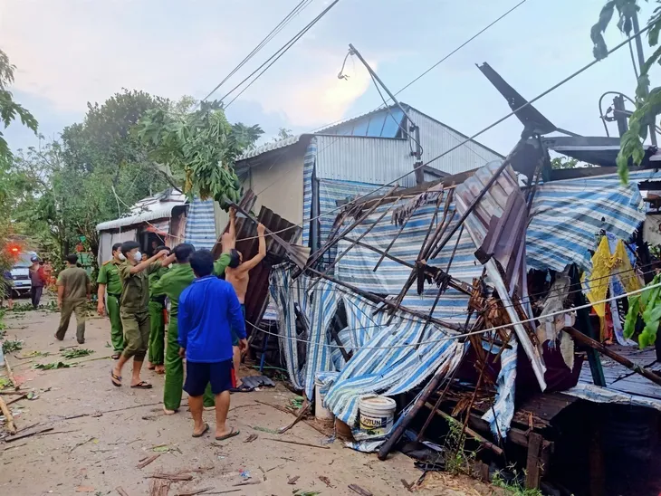 An Giang: Giông lốc khiến 158 căn nhà bị sập và tốc mái - Ảnh 4. An Giang: Giông lốc khiến 158 căn nhà bị sập và tốc mái - Ảnh 4.