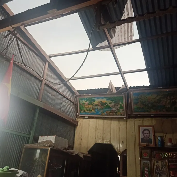 An Giang: Giông lốc khiến 158 căn nhà bị sập và tốc mái - Ảnh 3. An Giang: Giông lốc khiến 158 căn nhà bị sập và tốc mái - Ảnh 3.