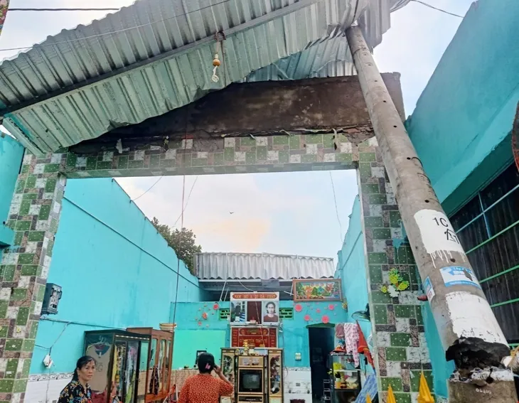 An Giang: Giông lốc khiến 158 căn nhà bị sập và tốc mái - Ảnh 1. An Giang: Giông lốc khiến 158 căn nhà bị sập và tốc mái - Ảnh 1.