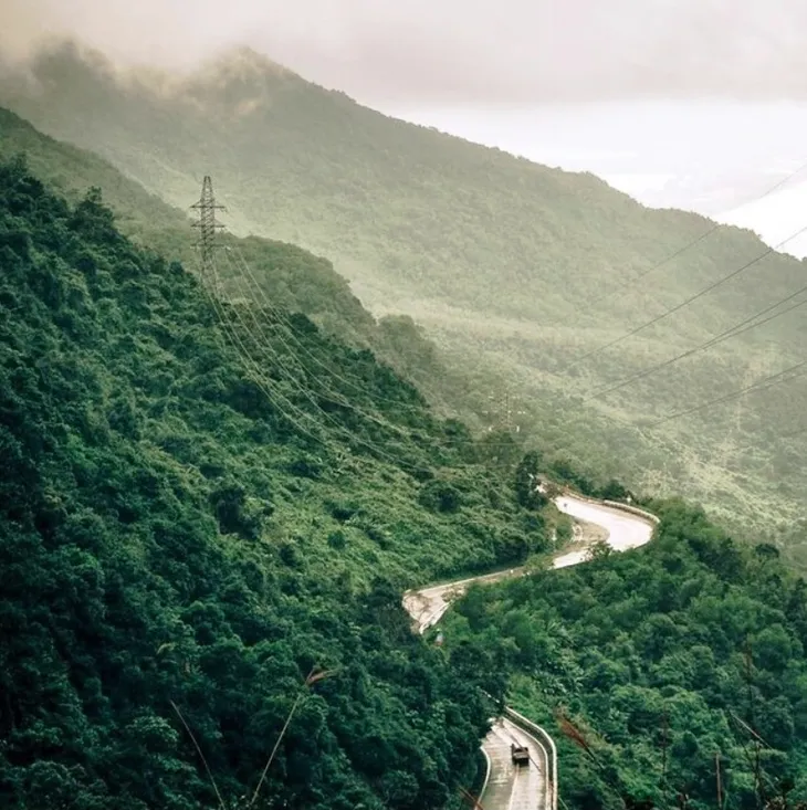 Săn ảnh đẹp trên đèo Hải Vân: Tai nạn chực chờ - Ảnh 1. Săn ảnh đẹp trên đèo Hải Vân: Tai nạn chực chờ - Ảnh 1.
