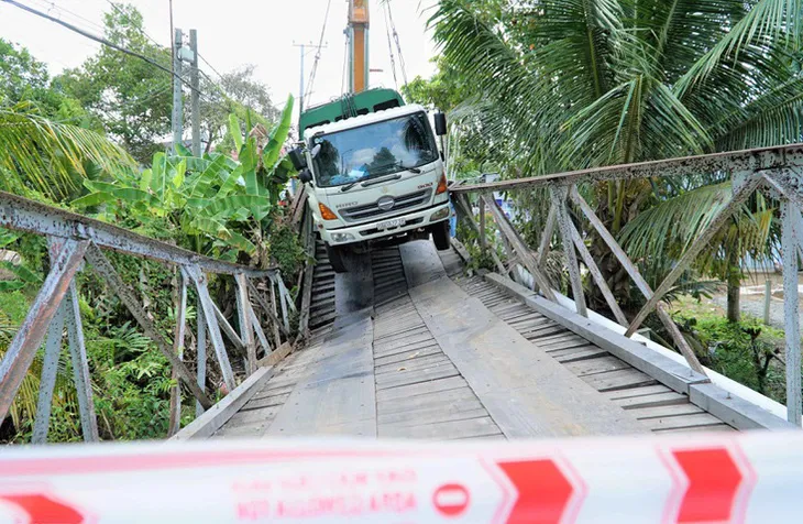 Xe rác đi nhầm đường làm sập cầu - Ảnh 1.