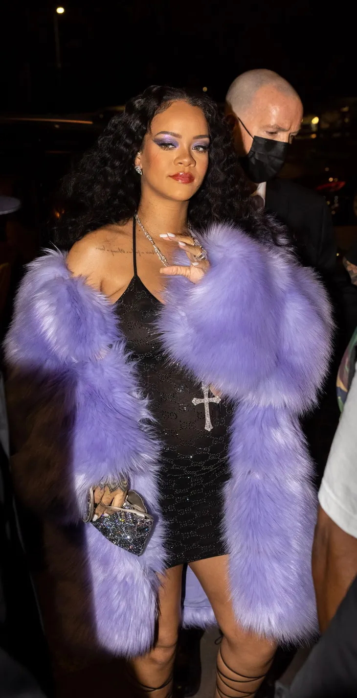 Mãn nhãn với thời trang bà bầu đầy cá tính của Rihanna - Ảnh 3. Mãn nhãn với thời trang bà bầu đầy cá tính của Rihanna - Ảnh 3.