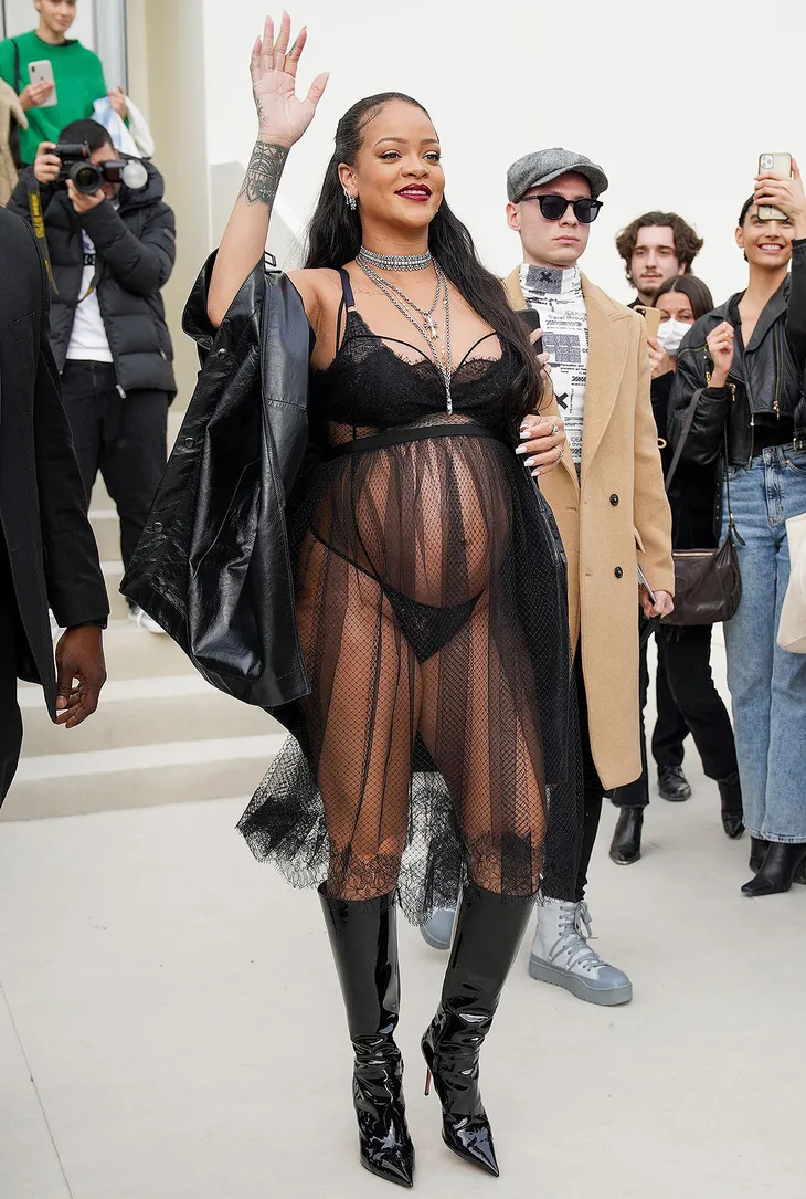 Mãn nhãn với thời trang bà bầu đầy cá tính của Rihanna - Ảnh 8. Mãn nhãn với thời trang bà bầu đầy cá tính của Rihanna - Ảnh 8.