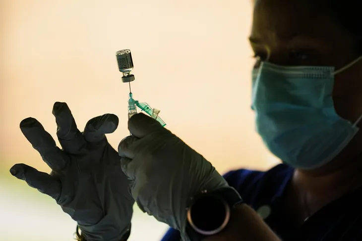 Mỹ cấp phép tiêm mũi thứ tư bằng vaccine của Pfizer- BioNTech và Moderna - Ảnh 1. Mỹ cấp phép tiêm mũi thứ tư bằng vaccine của Pfizer- BioNTech và Moderna - Ảnh 1.