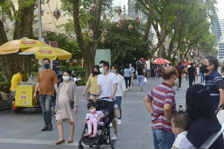 Ngày đầu Singapore nới lỏng quy định phòng dịch: 90% cư dân và du khách vẫn đeo khẩu trang - Ảnh 1. Ngày đầu Singapore nới lỏng quy định phòng dịch: 90% cư dân và du khách vẫn đeo khẩu trang - Ảnh 1.