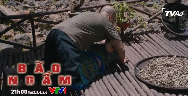 Bão ngầm - Tập 28: Tòng hãm hiếp Mẩy, giết người cứu sống mình - Ảnh 2. Bão ngầm - Tập 28: Tòng hãm hiếp Mẩy, giết người cứu sống mình - Ảnh 2.