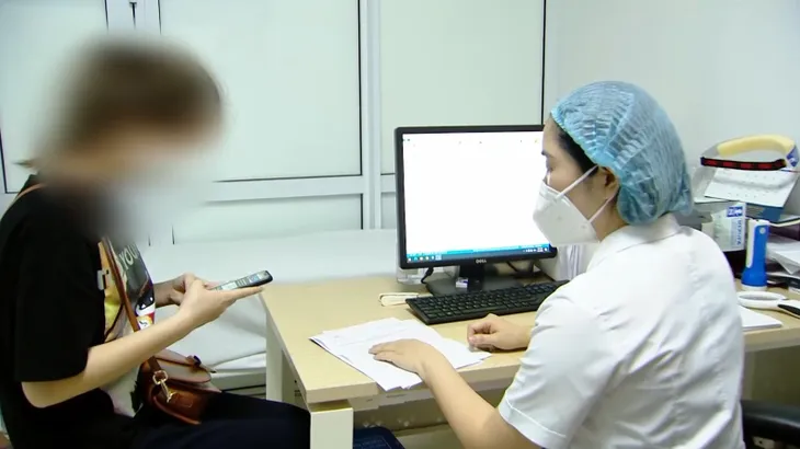 Nhiều F0 khỏi bệnh bị viêm da, mẩn ngứa do kiêng tắm gội quá lâu - Ảnh 2. Nhiều F0 khỏi bệnh bị viêm da, mẩn ngứa do kiêng tắm gội quá lâu - Ảnh 2.