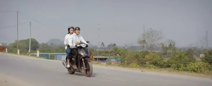Lối về miền hoa: Sự thật không ngờ cảnh Lợi đèo Thanh trên xe SH - Ảnh 3. Lối về miền hoa: Sự thật không ngờ cảnh Lợi đèo Thanh trên xe SH - Ảnh 3.