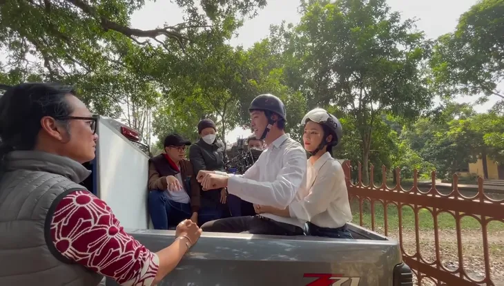 Lối về miền hoa: Sự thật không ngờ cảnh Lợi đèo Thanh trên xe SH - Ảnh 1. Lối về miền hoa: Sự thật không ngờ cảnh Lợi đèo Thanh trên xe SH - Ảnh 1.