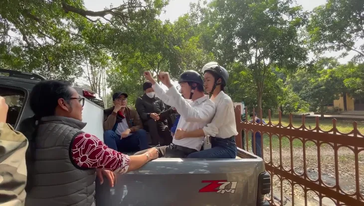 Lối về miền hoa: Sự thật không ngờ cảnh Lợi đèo Thanh trên xe SH - Ảnh 2. Lối về miền hoa: Sự thật không ngờ cảnh Lợi đèo Thanh trên xe SH - Ảnh 2.