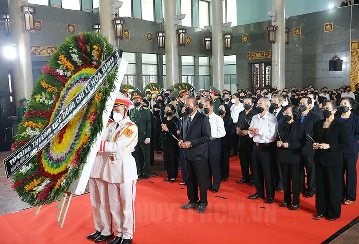 Chủ tịch nước đến viếng Phó Chủ tịch Thường trực UBND TP Hồ Chí Minh Lê Hòa Bình - Ảnh 6. Chủ tịch nước đến viếng Phó Chủ tịch Thường trực UBND TP Hồ Chí Minh Lê Hòa Bình - Ảnh 6.