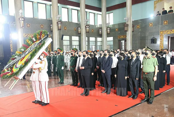 Chủ tịch nước đến viếng Phó Chủ tịch Thường trực UBND TP Hồ Chí Minh Lê Hòa Bình - Ảnh 7. Chủ tịch nước đến viếng Phó Chủ tịch Thường trực UBND TP Hồ Chí Minh Lê Hòa Bình - Ảnh 7.