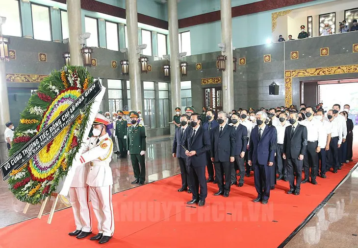 Chủ tịch nước đến viếng Phó Chủ tịch Thường trực UBND TP Hồ Chí Minh Lê Hòa Bình - Ảnh 10. Chủ tịch nước đến viếng Phó Chủ tịch Thường trực UBND TP Hồ Chí Minh Lê Hòa Bình - Ảnh 10.