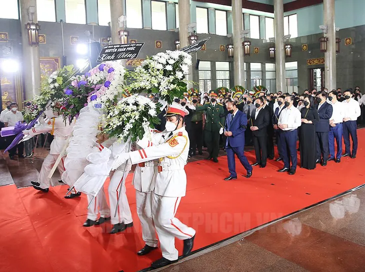 Chủ tịch nước đến viếng Phó Chủ tịch Thường trực UBND TP Hồ Chí Minh Lê Hòa Bình - Ảnh 1. Chủ tịch nước đến viếng Phó Chủ tịch Thường trực UBND TP Hồ Chí Minh Lê Hòa Bình - Ảnh 1.