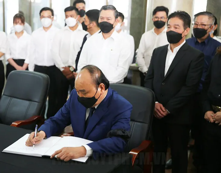 Chủ tịch nước đến viếng Phó Chủ tịch Thường trực UBND TP Hồ Chí Minh Lê Hòa Bình - Ảnh 4. Chủ tịch nước đến viếng Phó Chủ tịch Thường trực UBND TP Hồ Chí Minh Lê Hòa Bình - Ảnh 4.
