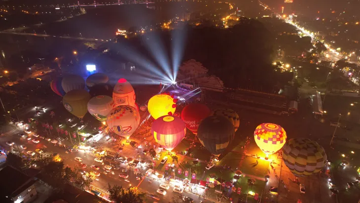 Ngỡ ngàng với bữa tiệc âm nhạc, ánh sáng tại Lễ hội Khinh khí cầu Quốc tế - Ảnh 4.
