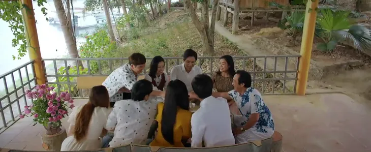 Lối về miền hoa - Tập cuối: Lợi lừa lại đầy ngoạn mục khi biết bí mật bệnh nan y của bố - Ảnh 20. Lối về miền hoa - Tập cuối: Lợi lừa lại đầy ngoạn mục khi biết bí mật bệnh nan y của bố - Ảnh 20.