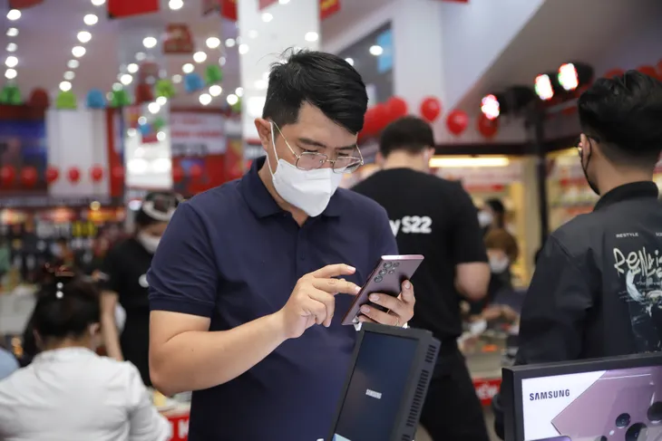 Galaxy S22 Series lên kệ tại Việt Nam - Ảnh 2. Galaxy S22 Series lên kệ tại Việt Nam - Ảnh 2.