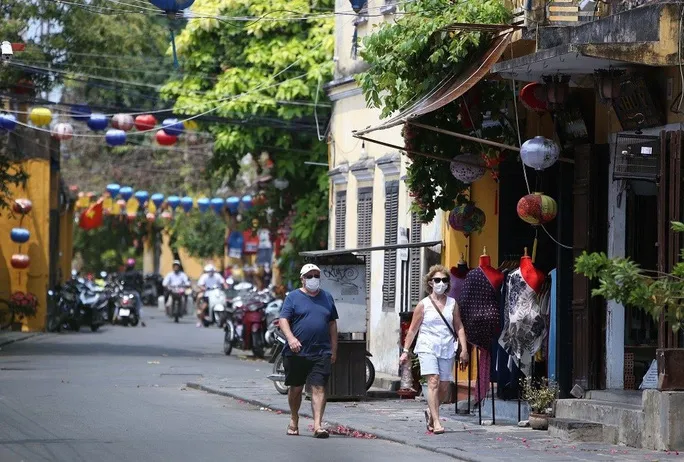 Mở cửa hoàn toàn du lịch: Sự phục hồi liệu có dễ dàng? - Ảnh 1. Mở cửa hoàn toàn du lịch: Sự phục hồi liệu có dễ dàng? - Ảnh 1.