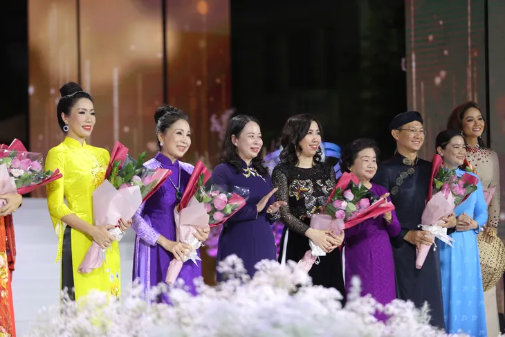 600 áo dài trình diễn tại Lễ khai mạc Lễ hội Áo dài Thành phố Hồ Chí Minh lần thứ 8 - Ảnh 4. 600 áo dài trình diễn tại Lễ khai mạc Lễ hội Áo dài Thành phố Hồ Chí Minh lần thứ 8 - Ảnh 4.