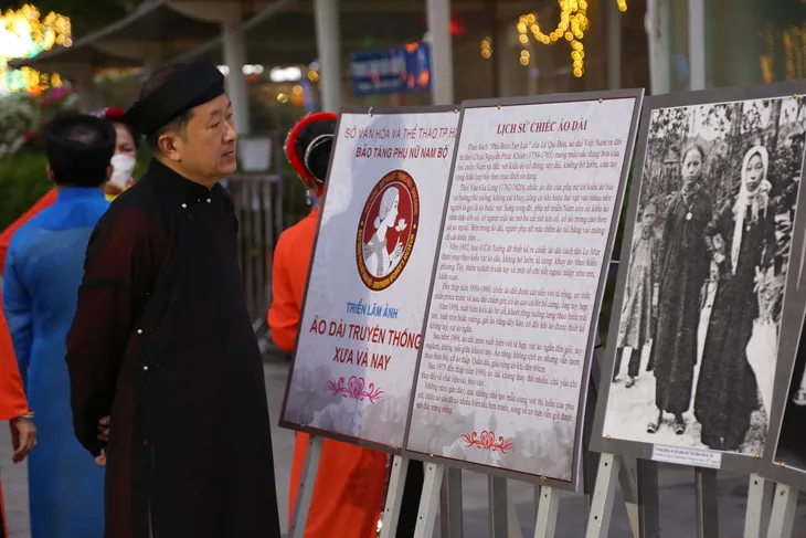 600 áo dài trình diễn tại Lễ khai mạc Lễ hội Áo dài Thành phố Hồ Chí Minh lần thứ 8 - Ảnh 3. 600 áo dài trình diễn tại Lễ khai mạc Lễ hội Áo dài Thành phố Hồ Chí Minh lần thứ 8 - Ảnh 3.