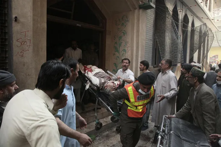 Đánh bom tại nhà thờ Hồi giáo ở Pakistan: Số nạn nhân thiệt mạng tăng lên ít nhất 63 người - Ảnh 1. Đánh bom tại nhà thờ Hồi giáo ở Pakistan: Số nạn nhân thiệt mạng tăng lên ít nhất 63 người - Ảnh 1.
