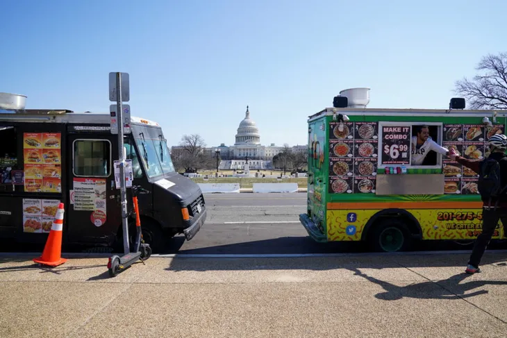 Hàng nghìn phương tiện đổ về Washington nhằm phản đối các hạn chế phòng chống COVID-19 - Ảnh 1. Hàng nghìn phương tiện đổ về Washington nhằm phản đối các hạn chế phòng chống COVID-19 - Ảnh 1.