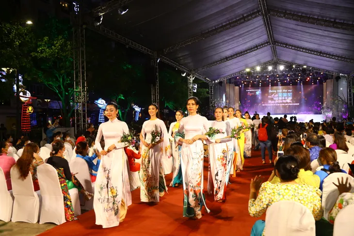 600 áo dài trình diễn tại Lễ khai mạc Lễ hội Áo dài Thành phố Hồ Chí Minh lần thứ 8 - Ảnh 2. 600 áo dài trình diễn tại Lễ khai mạc Lễ hội Áo dài Thành phố Hồ Chí Minh lần thứ 8 - Ảnh 2.
