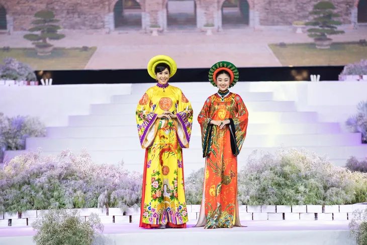 Lễ hội Áo dài 2022: Sao Việt hào hứng trình diễn bên gia đình - Ảnh 5. Lễ hội Áo dài 2022: Sao Việt hào hứng trình diễn bên gia đình - Ảnh 5.
