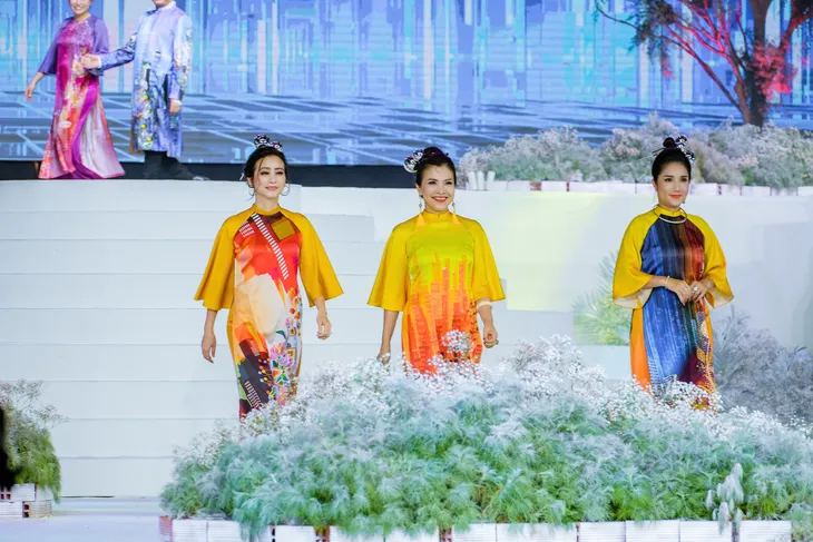 Lễ hội Áo dài 2022: Sao Việt hào hứng trình diễn bên gia đình - Ảnh 8. Lễ hội Áo dài 2022: Sao Việt hào hứng trình diễn bên gia đình - Ảnh 8.