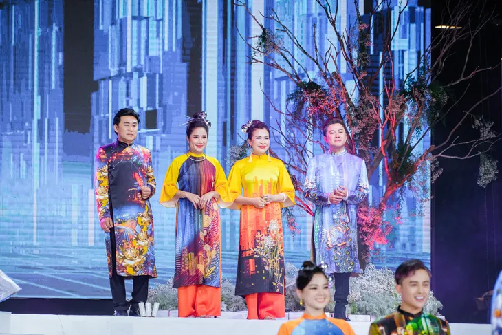 Lễ hội Áo dài 2022: Sao Việt hào hứng trình diễn bên gia đình - Ảnh 13. Lễ hội Áo dài 2022: Sao Việt hào hứng trình diễn bên gia đình - Ảnh 13.