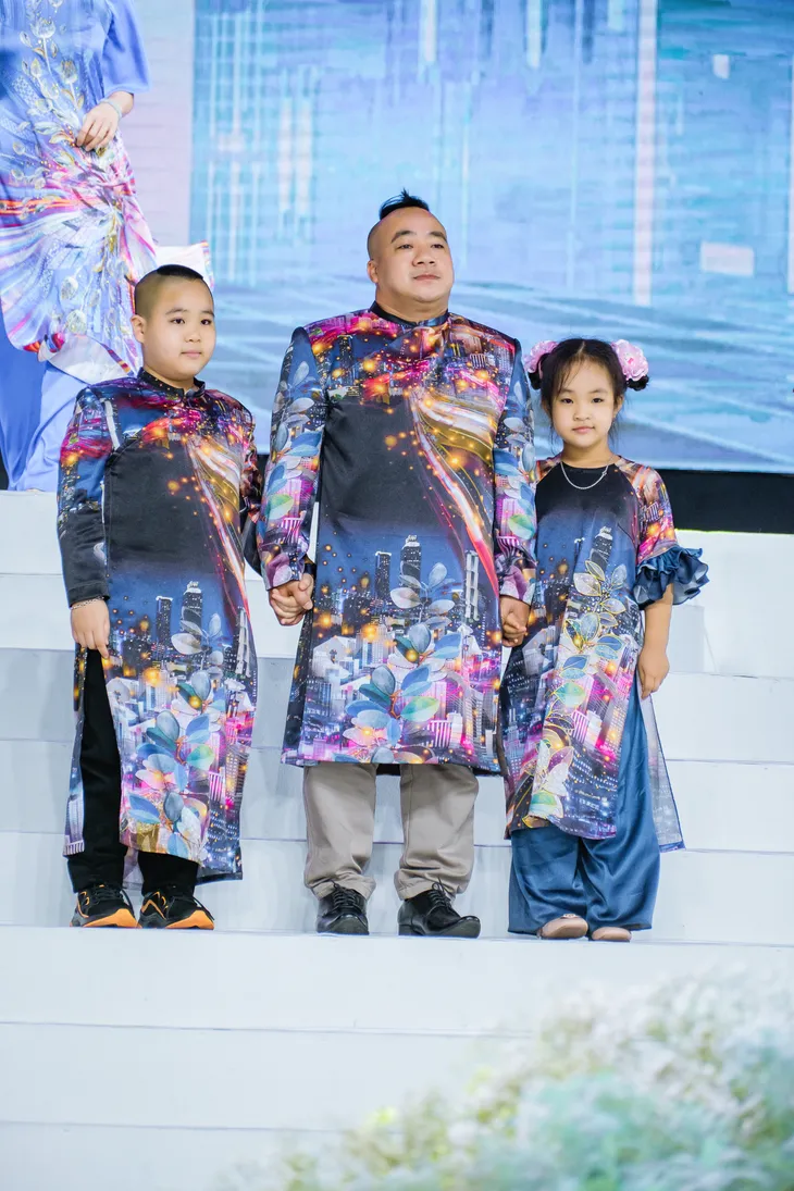 Lễ hội Áo dài 2022: Sao Việt hào hứng trình diễn bên gia đình - Ảnh 12. Lễ hội Áo dài 2022: Sao Việt hào hứng trình diễn bên gia đình - Ảnh 12.